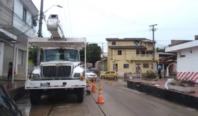Cuadrillas de Electricaribe reparando daños tras el aguacero en gran parte del Área Metropolitana.
