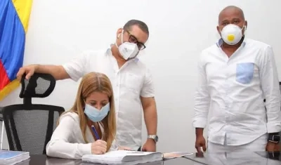 La Gobernadora Elsa Noguera firmando el documento.