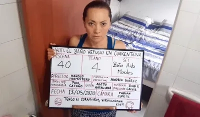 Captura de video cedido por Trompetero Producciones que muestra a la actriz colombiana Aída Morales mientras enseña los elementos con los que realiza la grabación de la película "El Baño, Refugio en Cuarentena" en Bogotá.