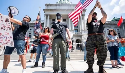Mostrando su armamento, en Michigan protestan por el confinamiento.