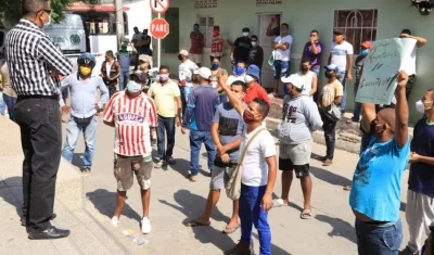 El diálogo con mototaxistas y motocarristas en la vía pública.