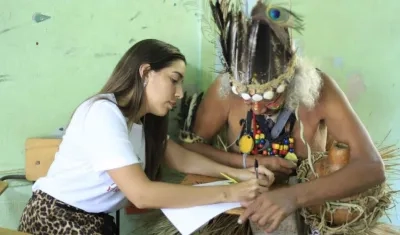 La Secretaria de Cultura, Marcela Dávila, con un gestor.