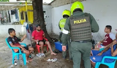 Los policías los sorprendieron con las cervezas en la mano.