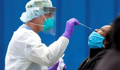 Un hombre toma una muestra a una paciente.