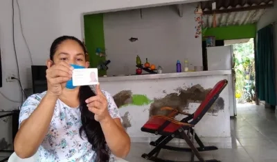 Denis Cárdenas mostrando su cédula.