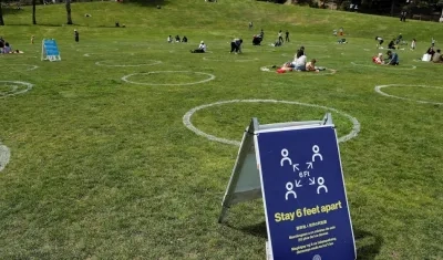 Nuevos círculos de distanciamiento social en Dolores Park en San Francisco, California, EE. UU.