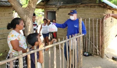 Entrega de ayudas alimentarias en el municipio de Juan de Acosta.