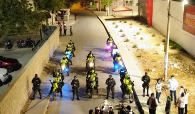 Las autoridades ejerciendo controles nocturnos en Soledad.