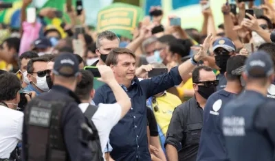El Presidente Jair Balsonaro sin ninguna protección de bioseguridad, en medio de la multitud.