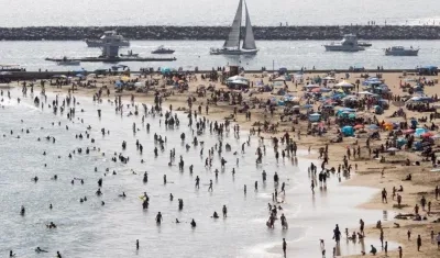 Panorama de una playa del sur de California este domingo.