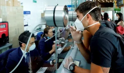 Un viajero varado de la aerolínea Latam pide información en el aeropuerto internacional El Dorado, en Bogotá.