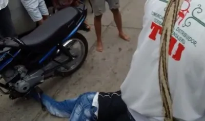 Uno de los presuntos delincuentes quedó muerto en el acto.