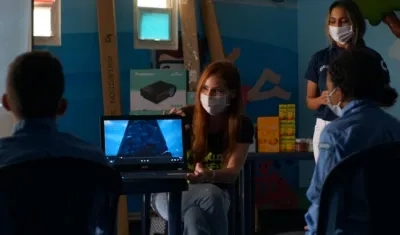 La primera dama, Silvana Puello, realiza la entrega de la dotación.