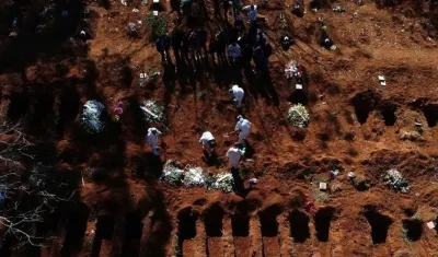 Vista aérea este martes desde un dron, de trabajadores enterrando a una de las víctimas mortales de la pandemia Covid-19, en el cementerio de Vila Formosa, en Sao Paulo.
