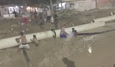 Tubería rota en Los Olivos que mantiene el sector sin agua.