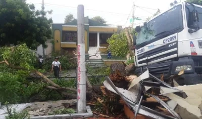 Camión accidentado este jueves en la carrera 38 con calle 69.
