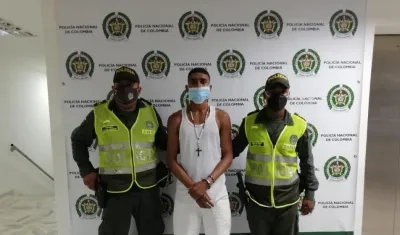 El hombre tras ser capturado por la Policía.