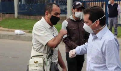 El embajador Tomás Guanipa (derecha).