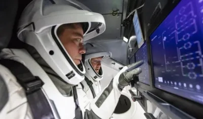  Los astronautas de la NASA Douglas Hurley (al fondo) y Robert Behnken (delante).