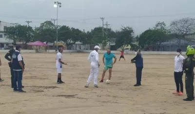 Personal de la patrulla Covid en la cancha de Simón Bolívar.