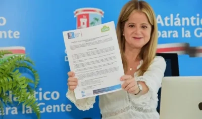 La Gobernadora Elsa Noguera exhibiendo el convenio.