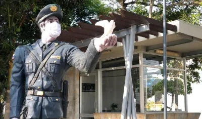 Monumento de la Policía con tapabocas.