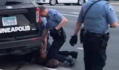 El policía Derek Chauvin presionó el cuello de Floyd durante unos nueve minutos.