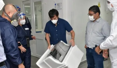 Alcalde Jaime Pumarejo durante la inspección al hospital de campaña en el Puerta de Oro.
