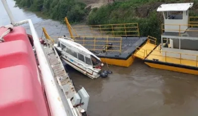 Ambulancia quedó prácticamente destruida.