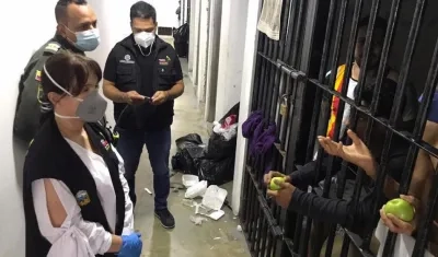 La Personera (e) Angélica Ávila, dialogando con los internos.