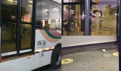 Así quedó el bus tras el ataque a piedra.