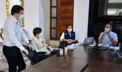 Funcionarios de la Contraloría en la visita al despacho del alcalde.