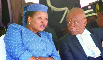 Maesaiah Thabane, ex primera dama de Lesoto, con su esposo el ex primer ministro Thomas Thabane.