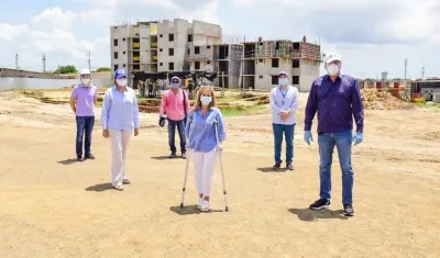 La Gobernadora Elsa Noguera visitando uno de los proyectos en Soledad.