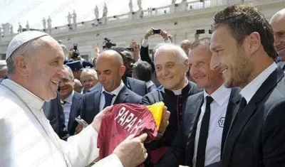 Papa Francisco y el exfutbolista Francesco Totti.
