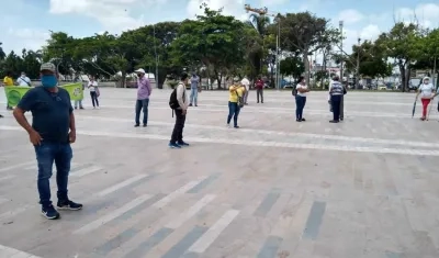 Directivos del magisterio durante el plantón en la Plaza de la Paz.