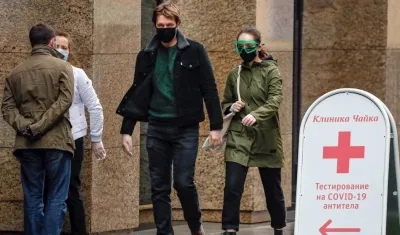 Varias personas con mascarilla en una calle de Moscú. 