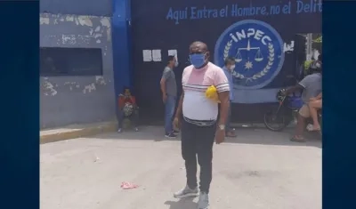 Víctor Meriño al salir de la Penitenciaría El Bosque.