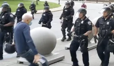 Dos policías en Buffalo, Nueva York, fueron suspendidos después de empujar a un manifestante en este incidente que fue capturado en video.