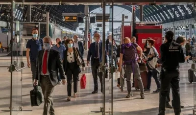 Varios viajeros pasan un control a su llegada a la Estación Central de Milán, antes de tomar un tren tras la reapertura de las fronteras regionales en Italia.