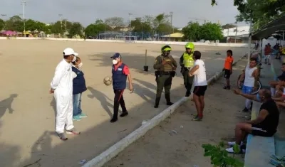 La Patrulla Covid durante el operativo en la cancha del barrio Simón Bolívar.