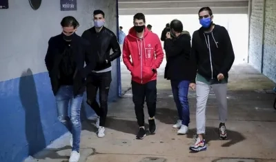 Jugadores del Boston River, tras realizarse los test de Covid-19.