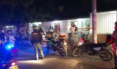 Momentos en que hallaron a unos ciudadanos tomando cerveza en la calle.