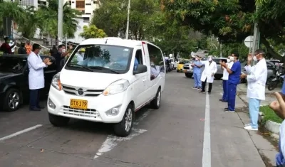 Carro fúnebre transportando el cuerpo de Salvador Chimento.
