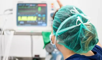 Imagen de una enfermera en UCI.