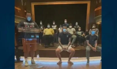 Colombianos pidiendo ayuda al Gobierno.