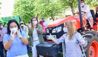La gobernadora entregando la maquinaria.