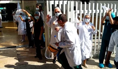 José Julián Buelvas, llegando a la Clínica La Asunción.