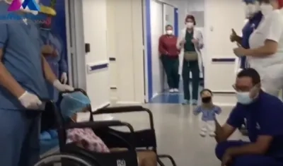 Niña cuando era despedida con un títere.