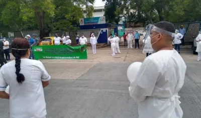 Los trabajadores del Cari mental despiden a Fabián Palacios, en medio de una calle de honor.